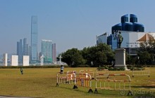 Приятный парк на набережной гавани Гонконга