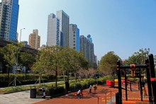 Приятный парк на набережной гавани Гонконга