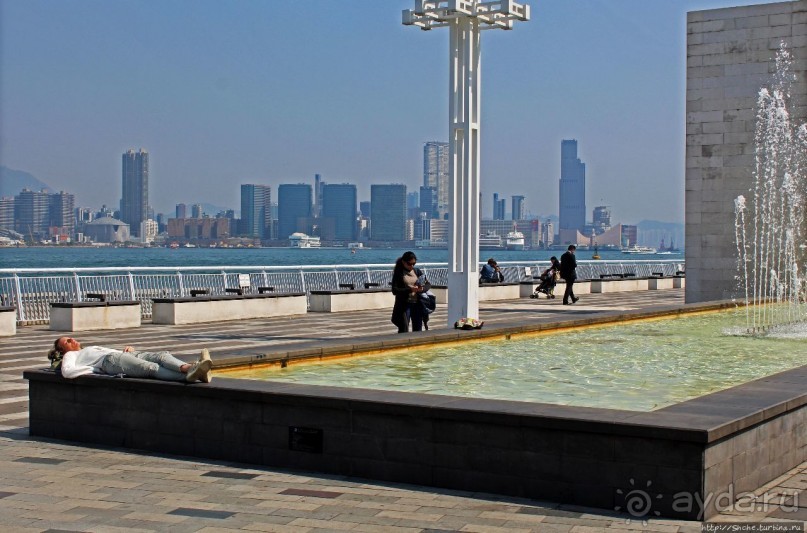 Приятный парк на набережной гавани Гонконга