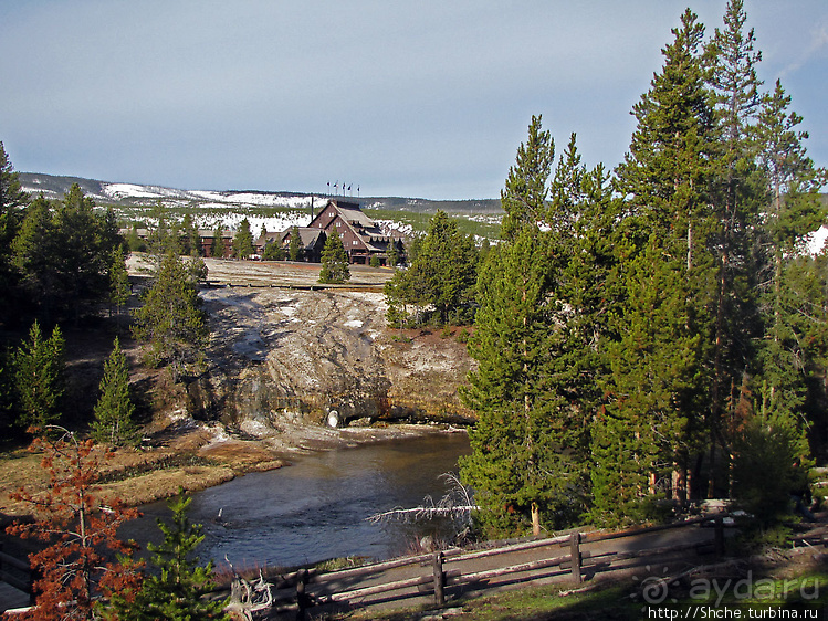 Смотровая площадка и гейзер-одиночка (район "Old faithful")