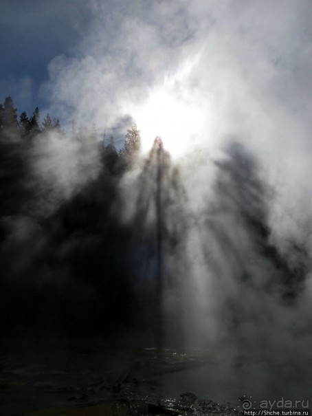 Смотровая площадка и гейзер-одиночка (район "Old faithful")