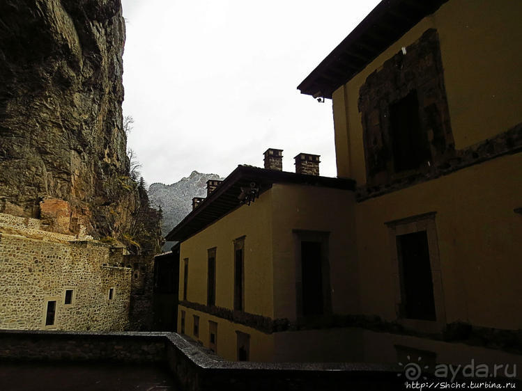 Панагия Сумела — гнездышко духовности на склоне меловой горы Панагия Сумела — гнездышко духовности на склоне меловой горы