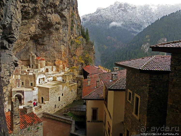 Панагия Сумела — гнездышко духовности на склоне меловой горы Панагия Сумела — гнездышко духовности на склоне меловой горы