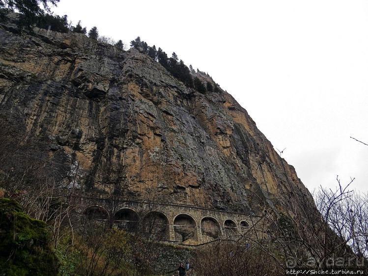 Панагия Сумела — гнездышко духовности на склоне меловой горы Панагия Сумела — гнездышко духовности на склоне меловой горы