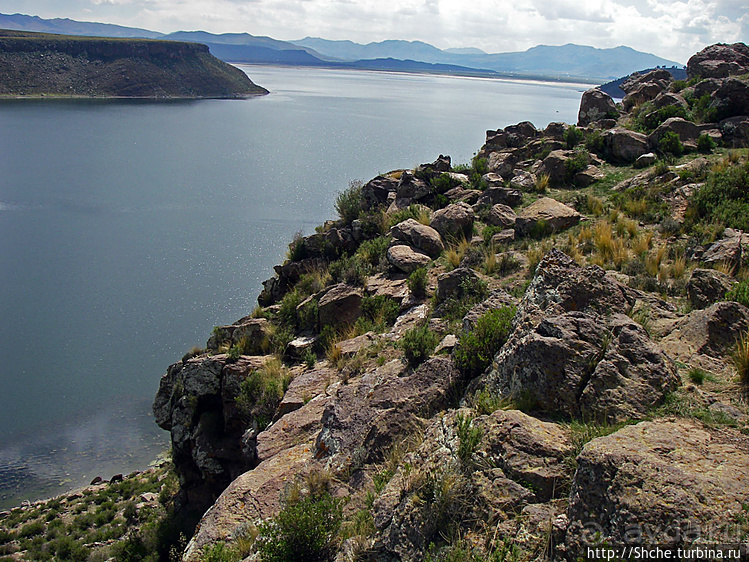Вершина "треугольника силы инков" на берегах Лагуна Умайо
