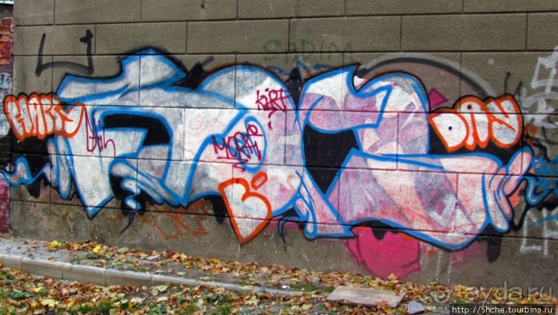 "Наскальная" живопись Харькова