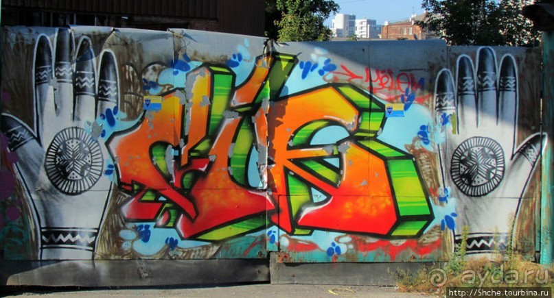 "Наскальная" живопись Харькова