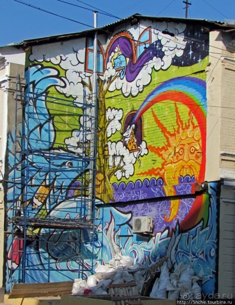 "Наскальная" живопись Харькова