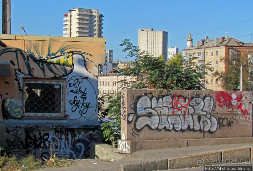 "Наскальная" живопись Харькова