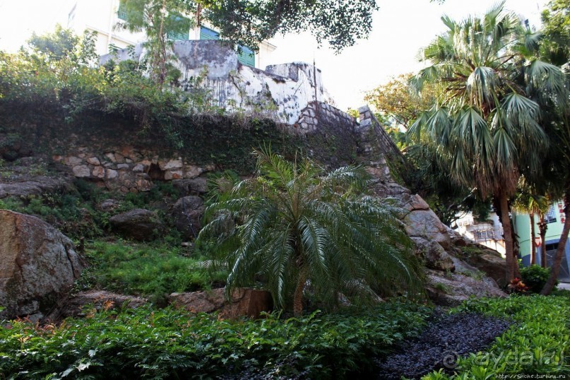 Альбом отзыва "Старейшая крепость Макао, поглощенная городом и растениями"