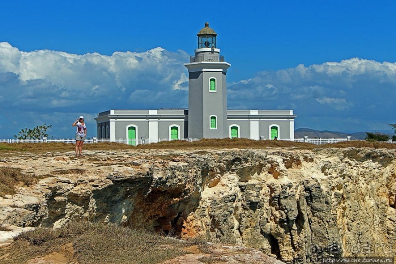 Исторический маяк на мысе Кабо Рохо Исторический маяк на мысе Кабо Рохо