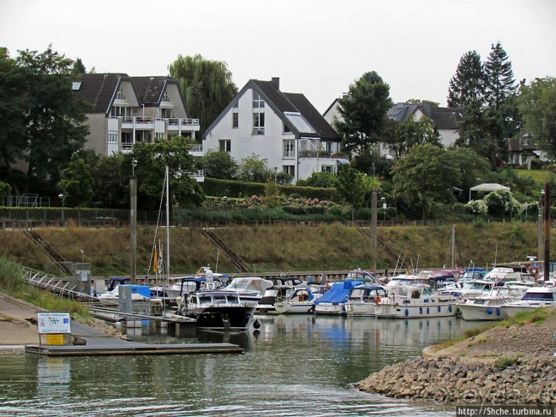 По Рейну на корабле. Слева Porz , справа Weiss