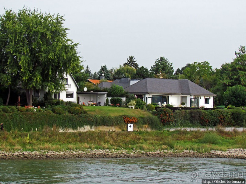 По Рейну на корабле. Слева Porz , справа Weiss