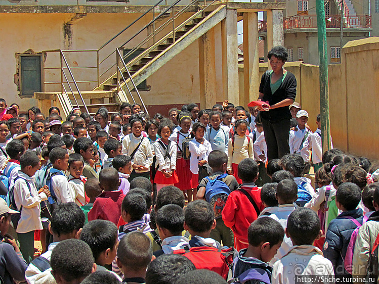 Младшая школа маленького городка. Конец учебного дня
