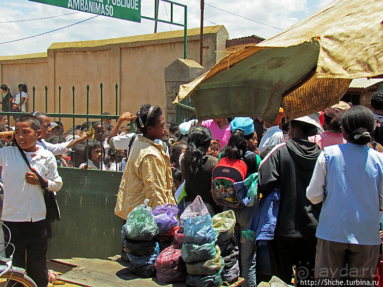 Младшая школа маленького городка. Конец учебного дня