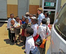 Младшая школа маленького городка. Конец учебного дня