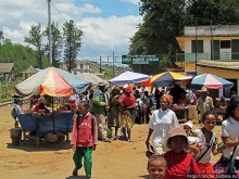 Младшая школа маленького городка. Конец учебного дня