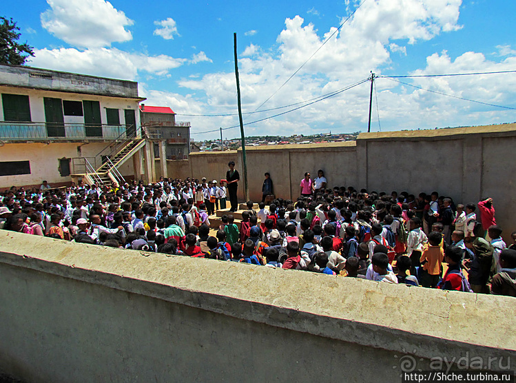Младшая школа маленького городка. Конец учебного дня