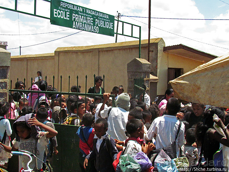 Младшая школа маленького городка. Конец учебного дня