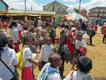 Младшая школа маленького городка. Конец учебного дня