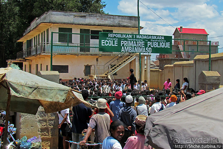 Младшая школа маленького городка. Конец учебного дня