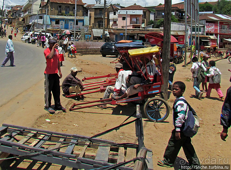 Младшая школа маленького городка. Конец учебного дня