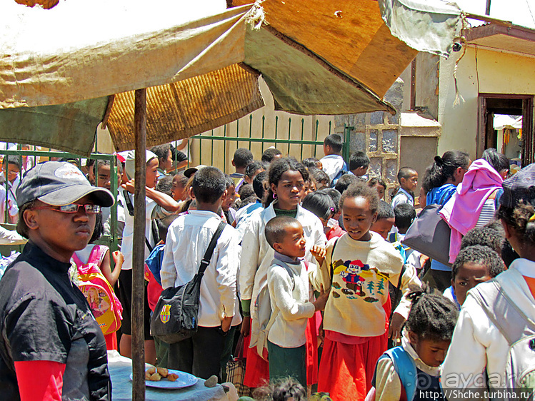 Младшая школа маленького городка. Конец учебного дня