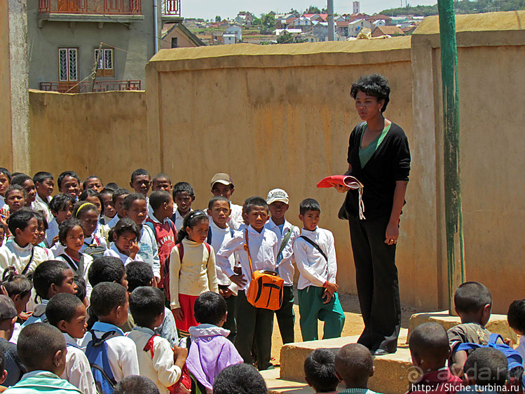 Младшая школа маленького городка. Конец учебного дня