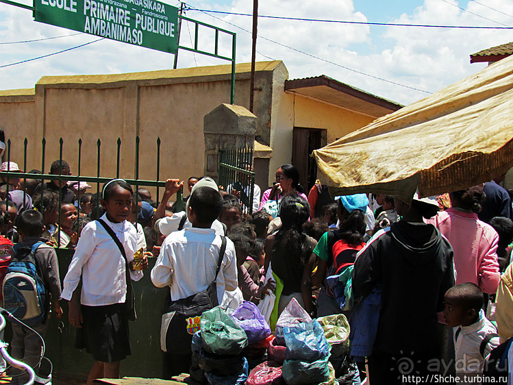 Младшая школа маленького городка. Конец учебного дня