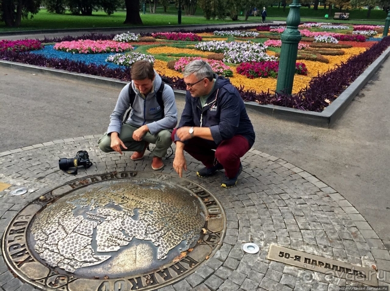 Альбом истории "Та самая незримая линия. Экватор и религиозный транс в Кении"