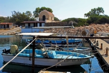 Скромная часовня на берегу Рыбацкой бухты в Декелии