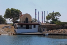 Скромная часовня на берегу Рыбацкой бухты в Декелии