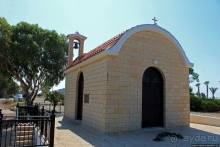 Скромная часовня на берегу Рыбацкой бухты в Декелии