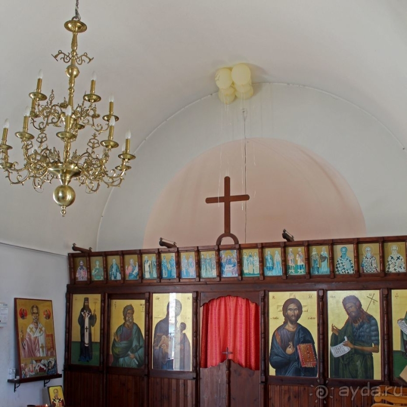 Скромная часовня на берегу Рыбацкой бухты в Декелии