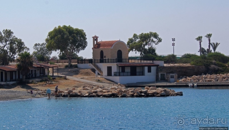 Скромная часовня на берегу Рыбацкой бухты в Декелии