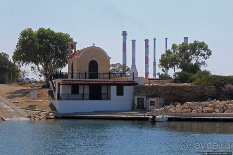 Скромная часовня на берегу Рыбацкой бухты в Декелии