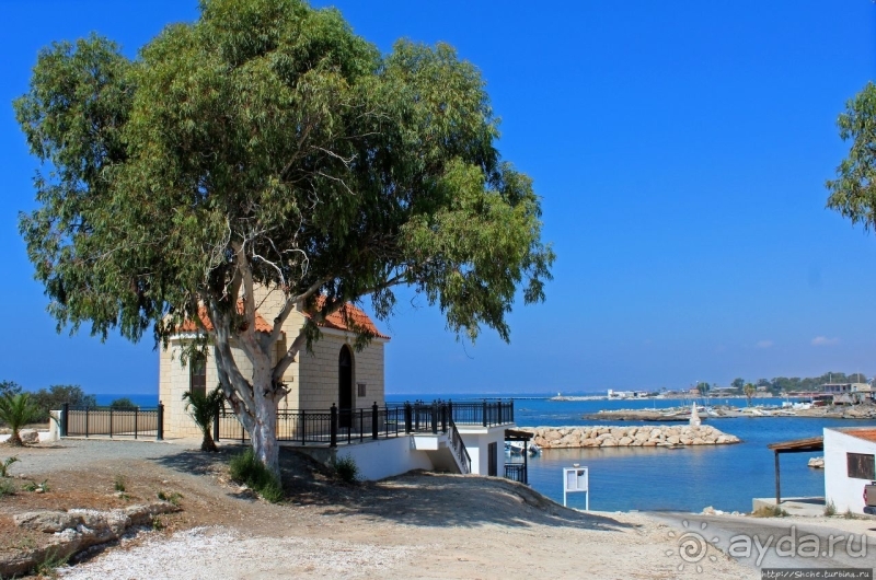 Скромная часовня на берегу Рыбацкой бухты в Декелии