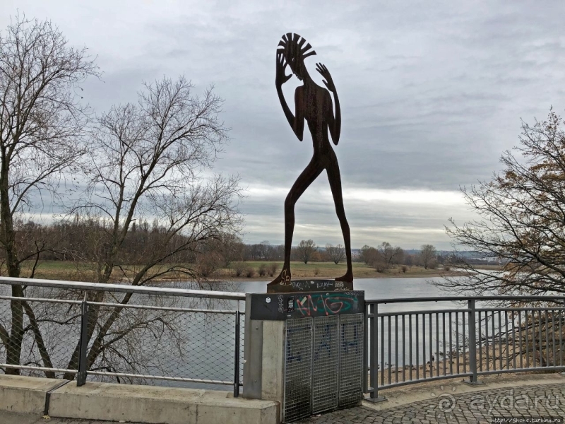 Молчащая дрезденская русалка на набережной Эльбы