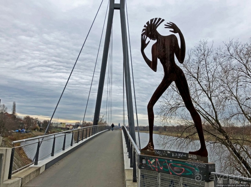 Молчащая дрезденская русалка на набережной Эльбы