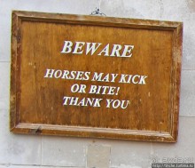 "Остерегайтесь. Лошадь может лягнуть, или укусить"