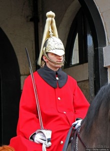 "Остерегайтесь. Лошадь может лягнуть, или укусить"