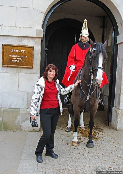 "Остерегайтесь. Лошадь может лягнуть, или укусить"