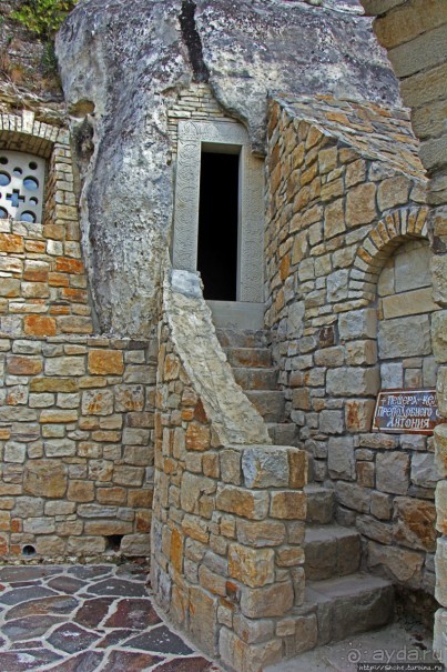 Уж 1000 лет, как приютился на меловой круче над Днестром