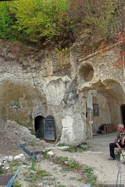 Уж 1000 лет, как приютился на меловой круче над Днестром