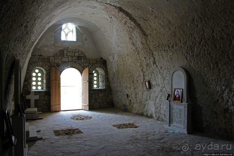 Уж 1000 лет, как приютился на меловой круче над Днестром