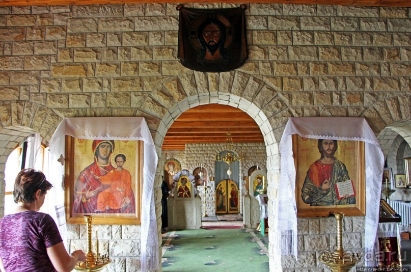 Уж 1000 лет, как приютился на меловой круче над Днестром