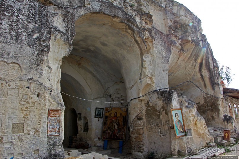 Уж 1000 лет, как приютился на меловой круче над Днестром