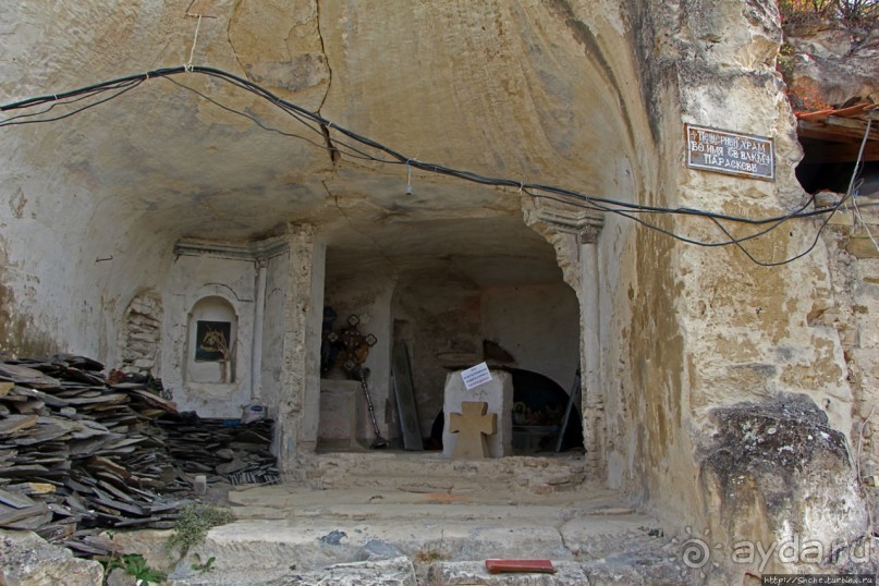 Уж 1000 лет, как приютился на меловой круче над Днестром