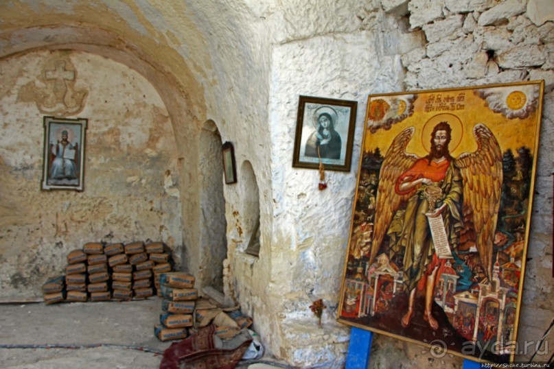 Уж 1000 лет, как приютился на меловой круче над Днестром