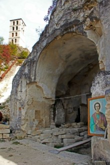 Уж 1000 лет, как приютился на меловой круче над Днестром